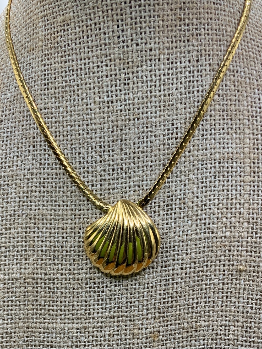Trifari Vintage Gold Tone Ribbed Seashell Pendant Sleek Chain Necklace